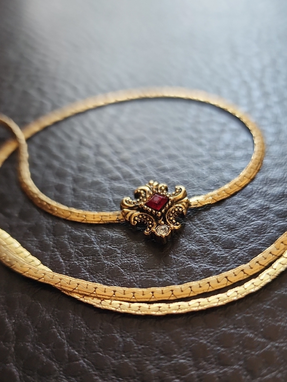 VTG Avon Gold Tone Women's Necklace with Red Gem Accent - Picture 3 of 9